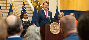 الحاكم على المنصة يخاطب الحشد