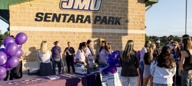 موقع dnronline.com - طلاب جامعة JMU يقدمون التثقيف التوعوي حول الأفيون قبل المباراة