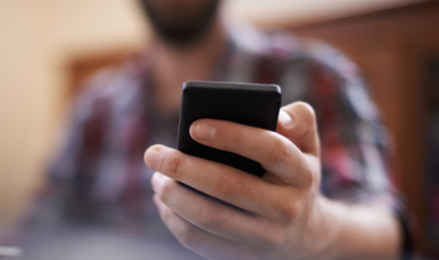 اليد التي تحمل الهاتف المحمول