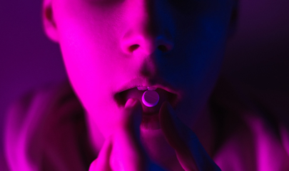 فتاة تتناول حبوب منع الحمل