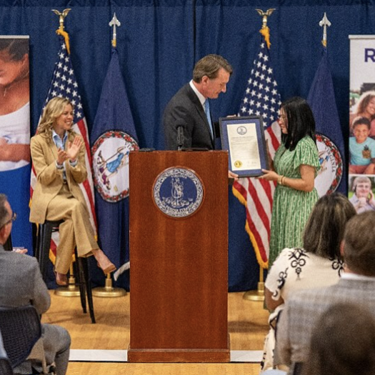 الحاكم على المنصة تقديم الجائزة