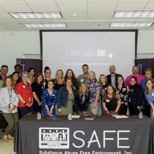 السيدة الأولى تقف مع مجموعة SAFE