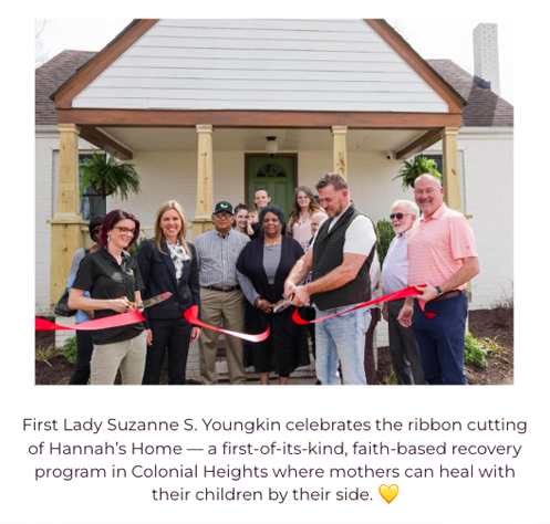 السيدة الأولى مع مجموعة من الأشخاص في حفل قص الشريط