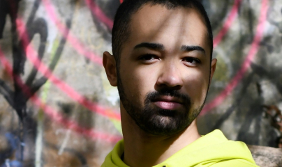 وجه شاب يرتدي قلنسوة صفراء