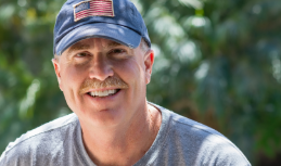 رجل في منتصف العمر متوسط العمر في قميص أزياء