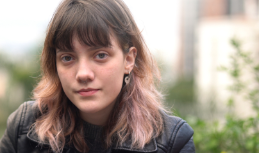 وجه امرأة شابة ذات شعر بني